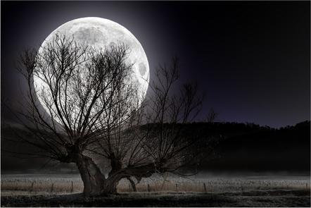 Riancho Patrick  - Fotoarbeitsgemeinschaft ATELIER 70  - FT-Farbe  -Super Mond  - Annahme