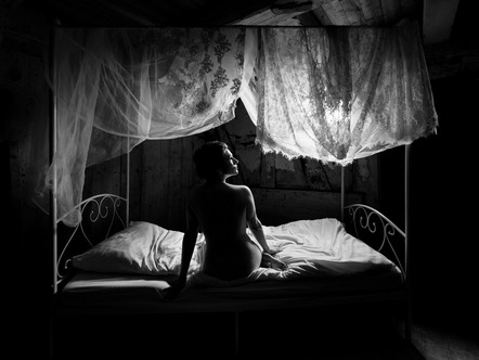 Ludwig Dirk  - BSW Fotogruppe Hannover  - Woman on the Bed - Urkunde - FT-SW