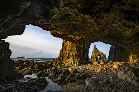 Nies, Dietrich  - Fotoclub Göttingen e.V.  - Felshöhle an der nordspanischen Küste - Natur - Annahme