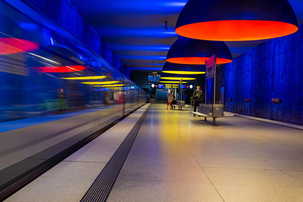 Witthake, Helmut  - Photographische Gesellschaft Lübeck e.V.  - Ausfahrende U-Bahn - Farbe - Annahme