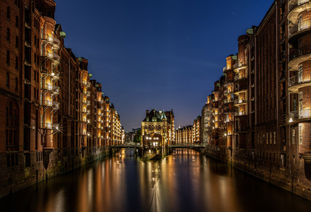 Jebe, Renate  - Photographische Gesellschaft Lübeck e.V.  - evening in the town 775 - Farbe - AK3 - Annahme