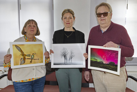 Die Juroren Sabine Nehls, Jelena Hoppe, Claus-Joachim Korten mit den Medaillen-Bildern