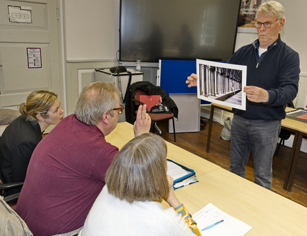 Burghard Nitzschmann präsentiert den Juroren die Fotos